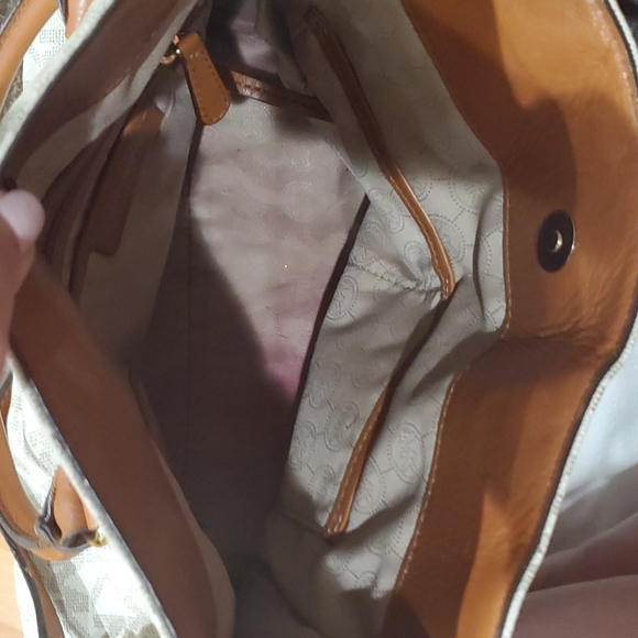 Michael kors purse - Picture 4 of 4